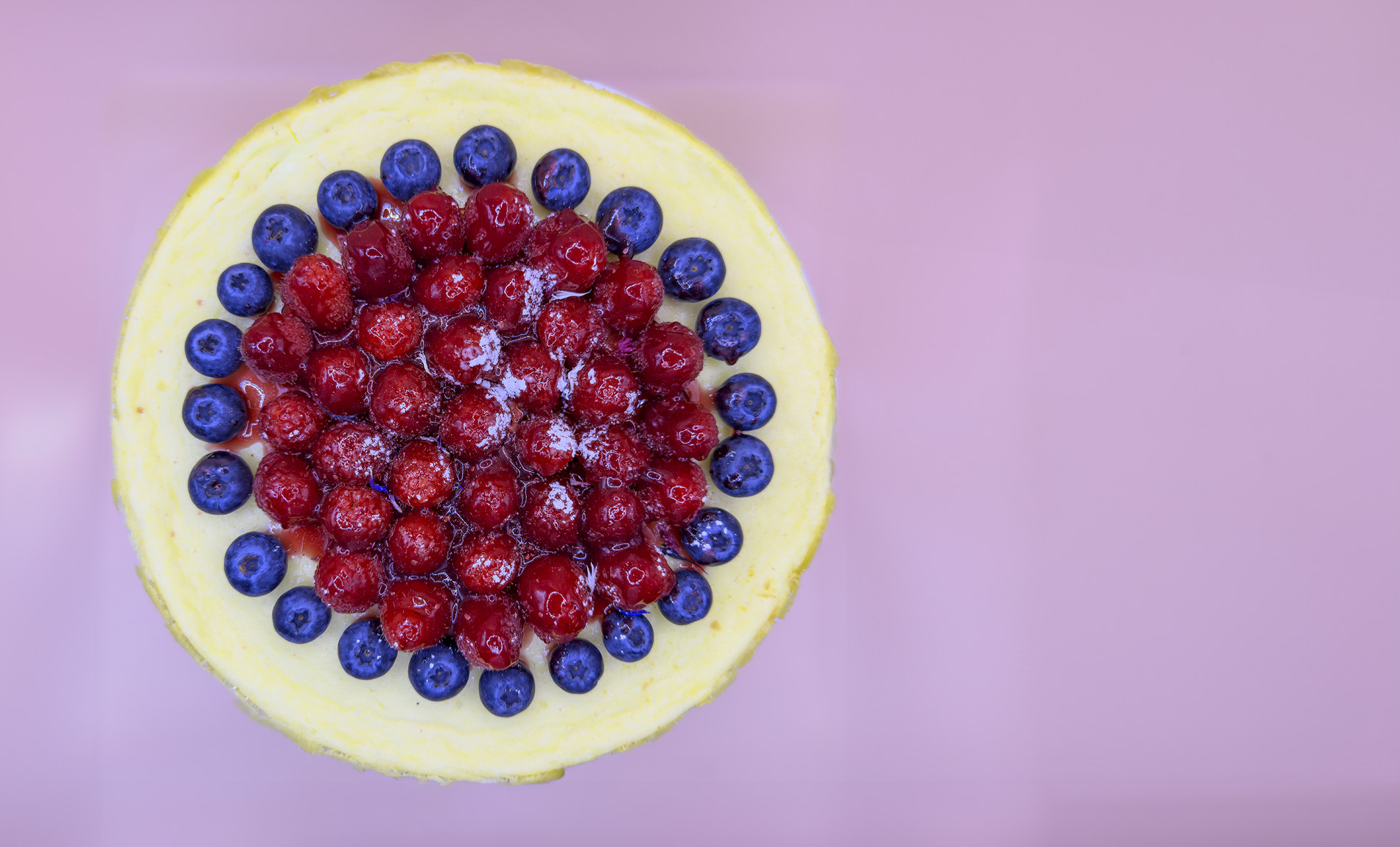 Cheesecake mit Himbeeren und Heidelbeeren von Vegâteau